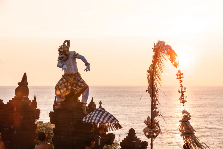 Kecak at Uluwatu Temple in Bali & BBQ seafood dinner