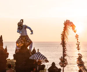 Kecak at Uluwatu Temple in Bali & BBQ seafood dinner